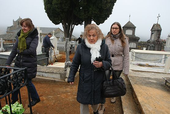 ilagros Camuñas (C), hija de Vicenta López y hermana de Jesús Camuñas, asesinados en 1948, durante su visita a los trabajos en el cementerio de Villafranca 