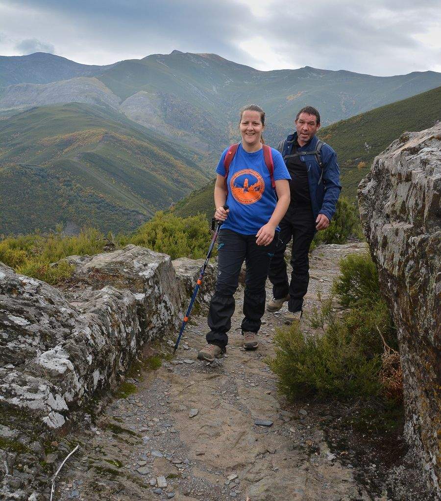 Unos senderistas durante su caminata por uno de los canales recuperados y señalizados, cerca de Valdefrancos (Ponferrada), en el Valle del Oza / Foto Víctor Alón