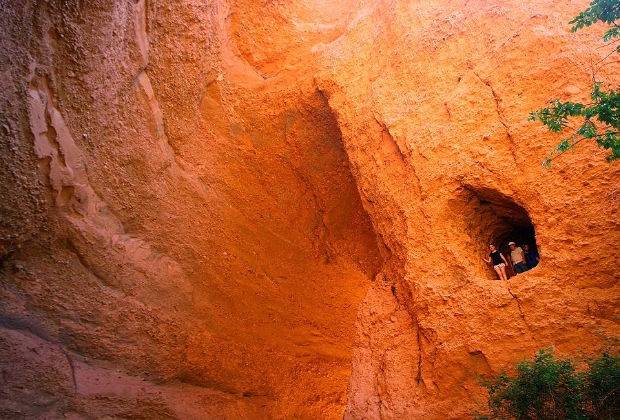 Una de las bocas donde morían los canales, que ahora sirve de cueva para el recorrido de los turistas en Las Médulas