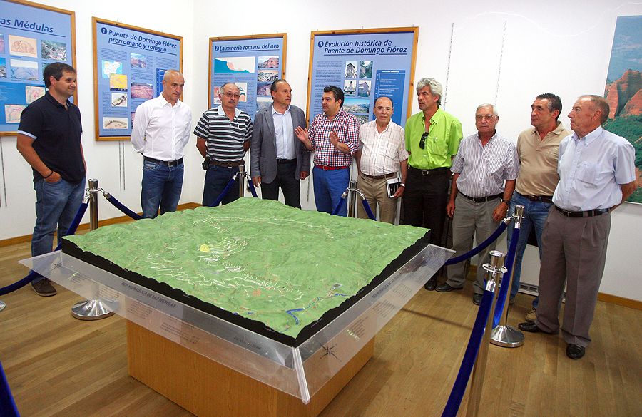 El entonces presidente del Consejo Comarcal del Bierzo, Alfonso Arias (3I), junto al presidente de la asociación Asodebi, José Luis Ramón (4I) y los alcaldes de Benuza, Borrenes, Carucedo y de Puente de Domingo Flórez, durante la apertura del Aula de los canales romanos en Puente (Julio de 2014 / Foto César Sánchez) 