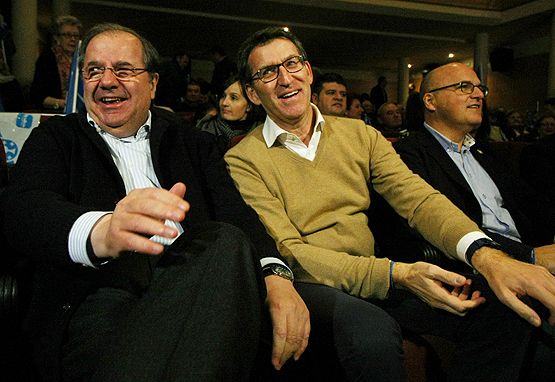 Los presidentes de la Junta de Castilla y León, Juan Vicente Herrera (I), y de Galicia, Alberto Núñez Feijoo (D), momentos antes del mitin en la localidad del Barco de Valdeorras (Orense) / Agencia ICAL