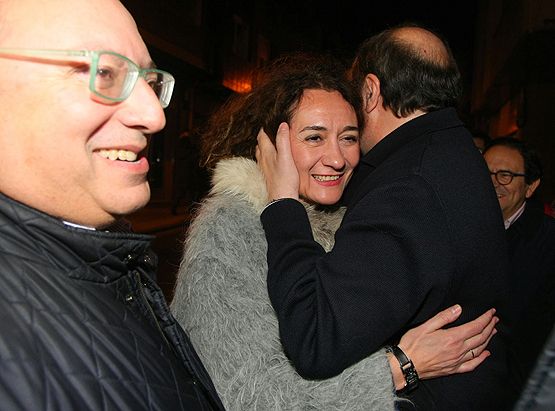 El presidente de la Junta de Castilla y León, Juan Vicente Herrera, saluda a la alcaldesa de Ponferrada, Gloria Fernández Merayo, momentos antes del mitin 
