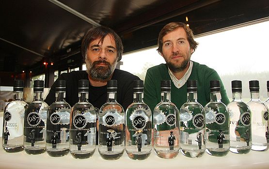 Juan Luis Mastache (I), y Ángel Luis Escuredo (D), creadores de la ginebra 987