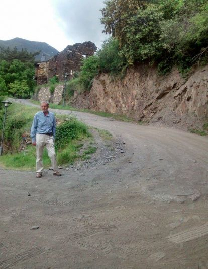 TARSICIO CARBALLO EN LA CARRETERA DE MONTES DE VALDUEZA SIN ASFALTAR