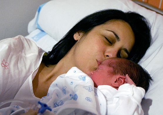 Mario Paes Modelo, el primer niño nacido en Castilla y León en 2016, junto a su madre, Elena Modelo, en el hospital El Bierzo de Ponferrada