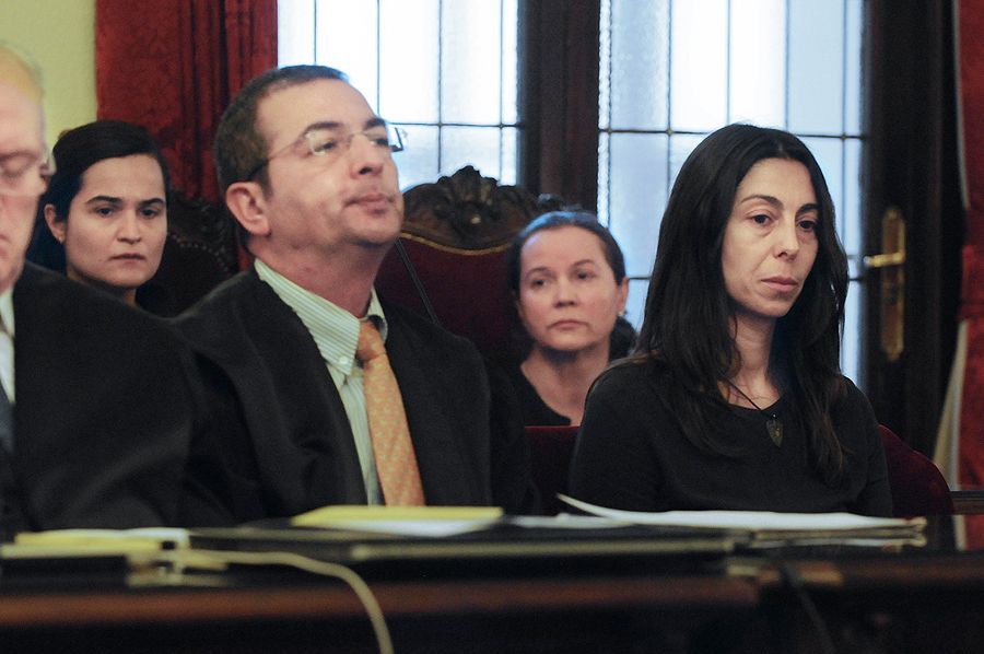  Montserrat González (2d), de 60 años, autora confesa de los disparos que acabaron con la vida de Isabel Carrasco; su hija, Triana Martínez (2i), de 36; y la agente de la Policía Local de León Raquel Gago (d), de 42, durante el juicio por el crimen de la presidenta de la Diputación de León que se celebra en la Audiencia Provincial de León. La Fiscalía solicita 23 años de cárcel para cada una de las tres acusadas
