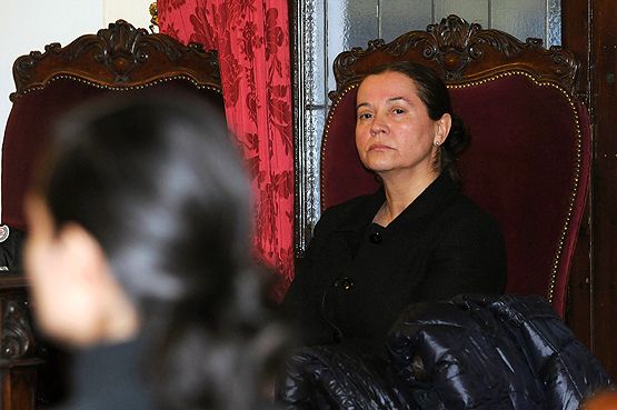 La madre de Triana, Montserrat González, observa a su hija mientras declara ante el juez