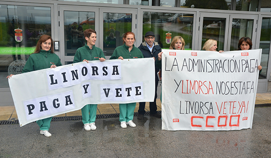 Las trabajadoras de Linorsa protestan frente al Campus de Ponferrada / Víctor Alón.