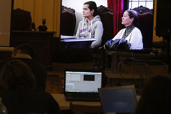 Montserrat González y Triana Martínez, durante la declaración de la hermana de Raquel Gago, Beatríz Gago, en el juicio por la muerte de Isabel Carrasco