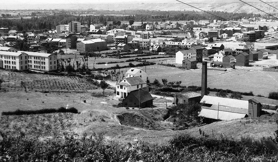 Panorámica de Bembibre de los años 60 desde el paraje de San Cebollón, donde se ubicaba la necrópolis judía y donde ahora se ubica el Bembibre Arena. (Archivo Manuel I. Olano)