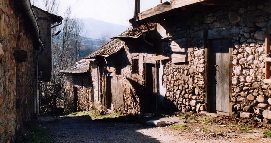 Antigua calle de la Judería de Bembibre, en el año 1987 (Archivo Manuel I. Olano)