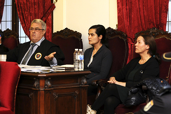El abogado José Ramón García, defensor de Montserrat González (d) y su hija Triana Martínez (2d)