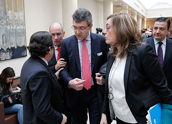 De (I a D) los presidentes de la diputación de Salamanca Francisco Javier Iglesias, de León, Juan Martínez Majo y de Palencia, Angeles Armisén, junto al senador, Luis Aznar, asisten al pleno del Senado