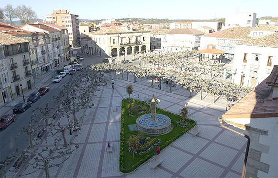 Villarcayo con su Ayuntamiento al fondo (Ayto de Villarcayo)