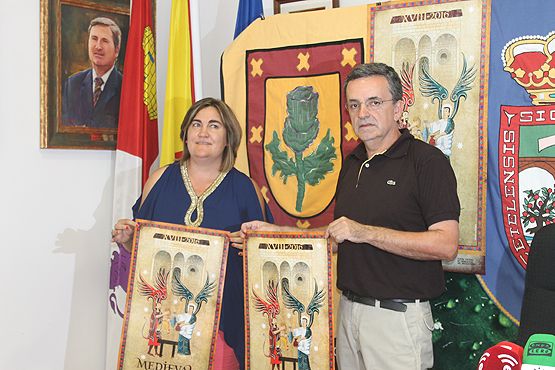 La concejala de Cultura, Estefanía Díaz, y el miembro de la Comisión Medieval Carlos Fernández presentaron los actos