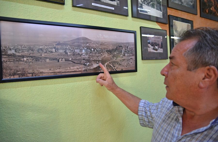 Francisco Merayo señala la montaña de Carbón, un recuerdo del que se alegra ver desaparecido en el que se lleva de la Ponferrada de hoy