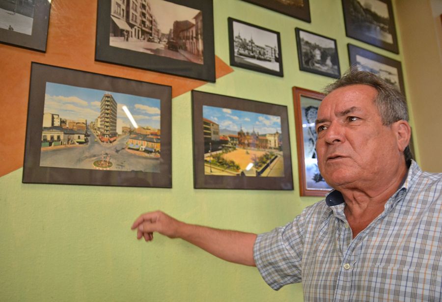 En la cafetería Nagasaki, a la que acudía de joven, señala el edificio Uría, o 'del coño'