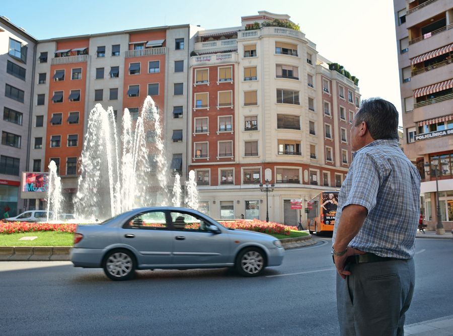 En la plaza Lazúrtegui, donde se instaló el primer semáforo, y donde recuerda el cine Edesa