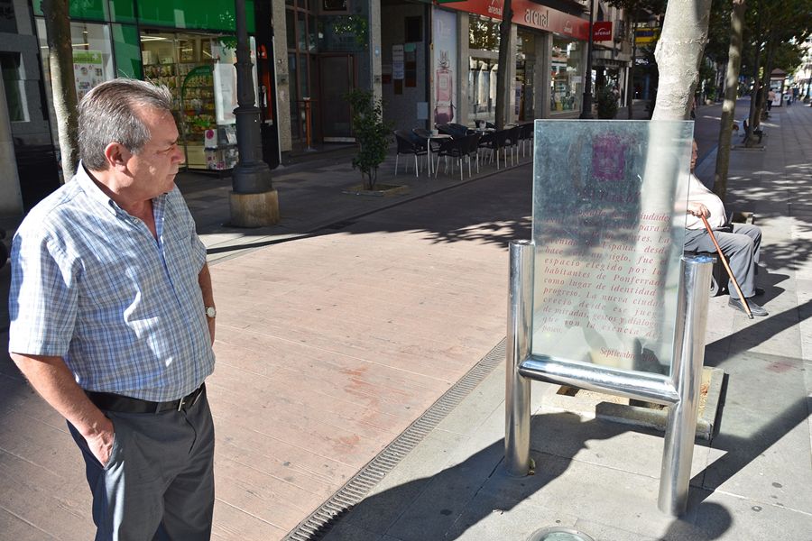 Francisco Merayo lee la placa que alude al paseo por la avenida de España, que antaño hacía los días festivos