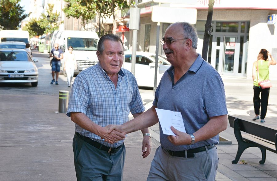 Saluda en el reencuentro con varios de sus paisanos durante el paseo