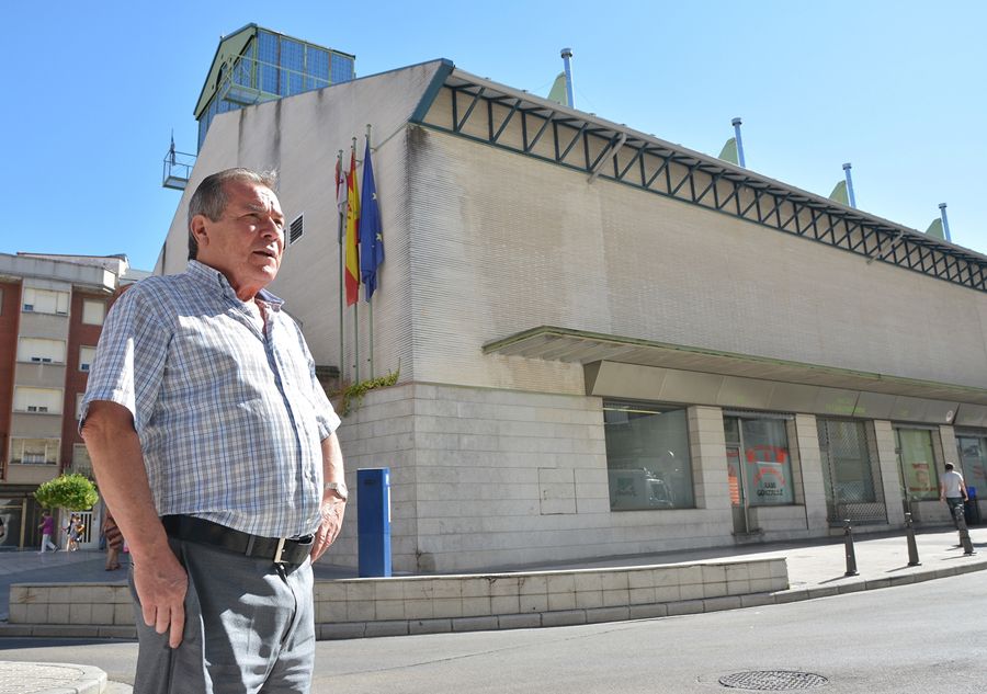 Francisco se reencuentra con el reformado Mercado de Abastos, muy cambiado respecto a aquel donde su madre montaba puesto para vender "lo poco que daba el campo"