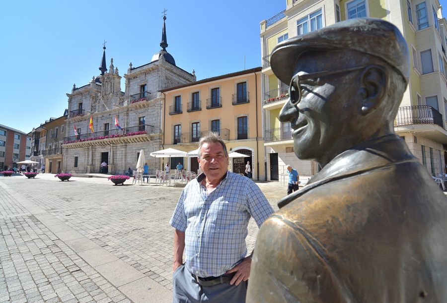 Francisco Merayo contempla la estatua en recuerdo de 'Pepe el barquillero' al que era un asiduo de chaval. "A los niños sin dinero nos daba siempre retales y nos poníamos contentos. Un gran hombre"