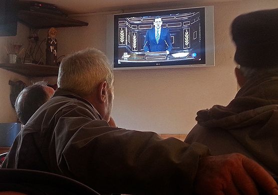 Unos pensionistas en Ponferrada durante el debate de investidura (César Sánchez)