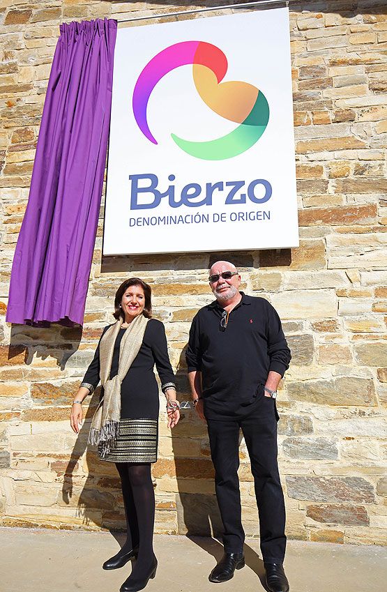 La presidenta del Consejo Regulador de la D.O. Bierzo, Misericordia Bello, junto al director de la agencia 3DDB, Jorge Morgan, durante la presentación de la nueva identidad corporativa de la entidad 