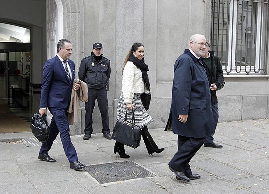  Los abogados de los familiares de Isabel Carrasco a la salida del Tribunal Supremo