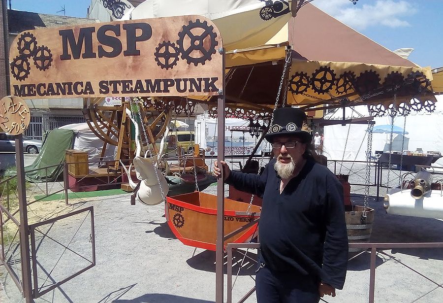El artesano juguetero Antonio Barrios, junto a una de sus piezas grandes para ferias llamada 'Mecánica SteamPunk' 