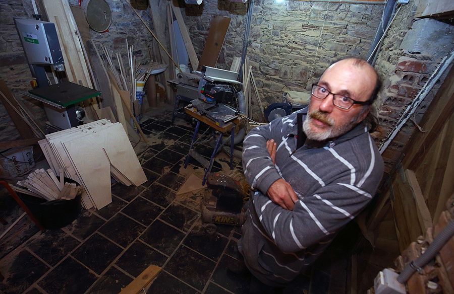 El artesano juguetero Antonio Barrios, en su taller de Villar de los Barrios