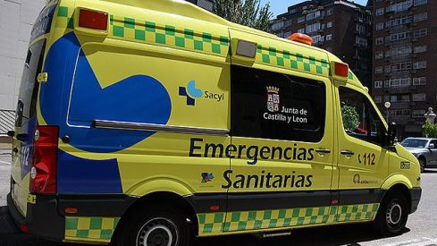 Ambulancia | Un herido tras la colisión entre dos furgonetas y un caminón en la LE-715, a la altura de Berlanga del Bierzo