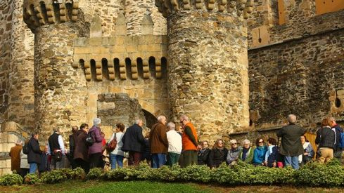 turistas-castillo-635