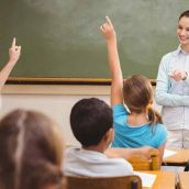 Profesora dando clase Profesora dando clase