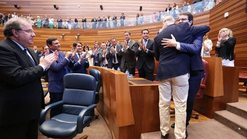 Igea Mañueco abrazo