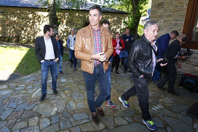 El canditato a la Secretaría General del PSOE, Pedro Sánchez, mantiene un encuentro con representantes de los ayuntamientos mineros de la provincia de León en el Ayuntamiento de Villablino
