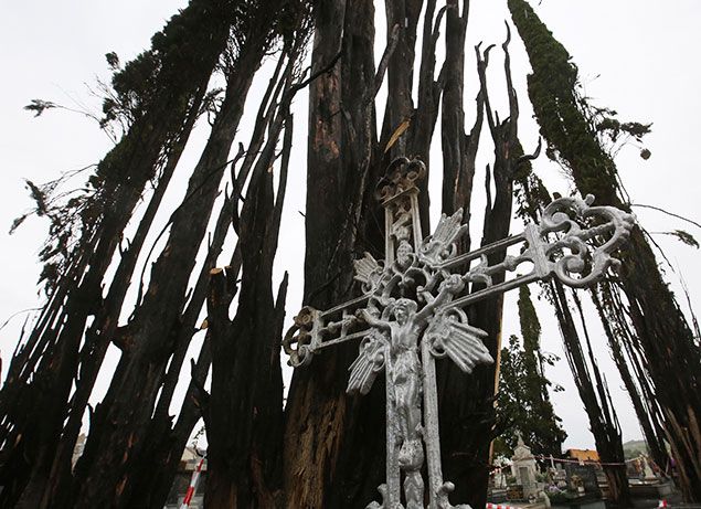 Efectos del incendio en el cementerio de Cacabelos, debido a un rayo caído durante la tormenta - César Sánchez / ICAL