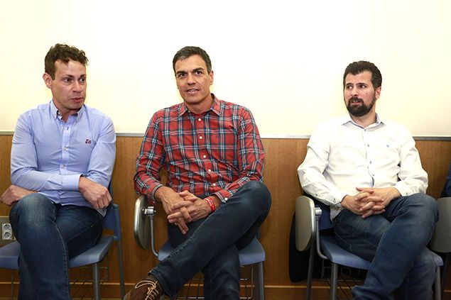 El canditato a la Secretaría General del PSOE, Pedro Sánchez, mantiene un encuentro con representantes de los ayuntamientos mineros de la provincia de León en el Ayuntamiento de Villablino. Junto a él, el secretario geneal del PSOE en Castilla y León, Luis Tudanca y el alcalde de Villablino, Mario Rivas (I)