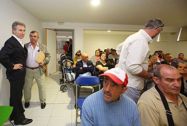 Ángel Pérez, miembro de la familia Pérez, propulsora del proyecto para plantar 300.000 almendros en Fabero, durante la reunión con los propietarios de fincas situadas en el paraje La Llana 