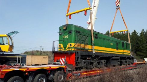 Foto archivo. Opertivo de traslado de la locomotora 1006 y de un furgón tipo F, pertenecientes al antiguo tren minero Ponfeblino, con destino a los talleres de Villablino 