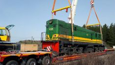Foto archivo. Opertivo de traslado de la locomotora 1006 y de un furgón tipo F, pertenecientes al antiguo tren minero Ponfeblino, con destino a los talleres de Villablino 