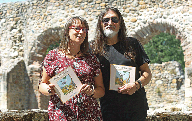 os autores del libro`¡Menudo Bierzo!', Diana Martínez y el dibujante Lolo, durante su presentación en el monasterio de Carracedo / César Sánchez