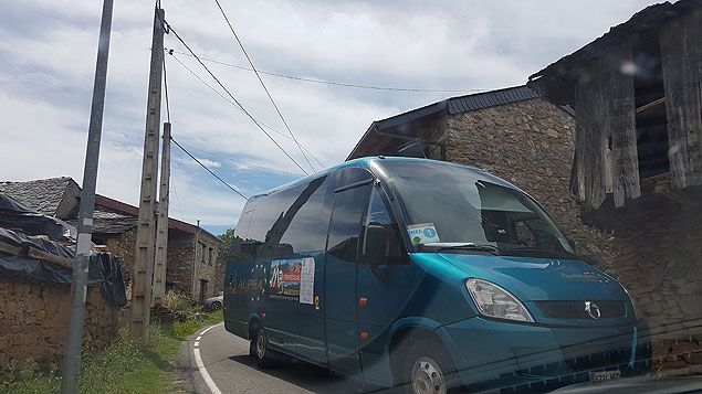 El bus pasando por el entorno de Médulas este domingo