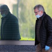 Un hombre llevando mascarilla 