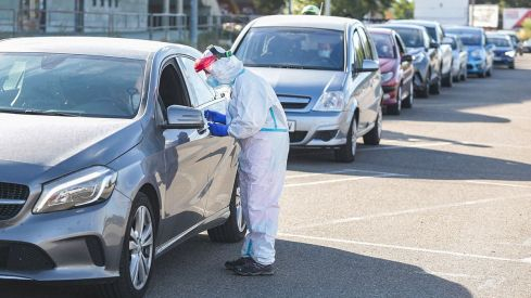 Realización de pruebas PCR en el aparcamiento del Estadio Reino de León