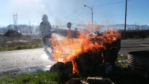 Los Bomberos de Ponferrada sofocan el incendio de un contenedor en Campo