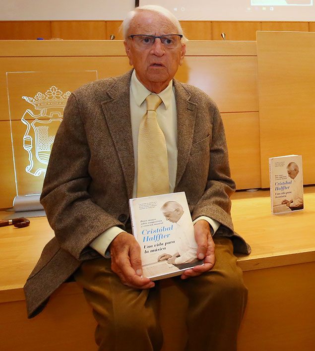 César Sánchez / ICAL El músico y compositor afincado en el Bierzo, Cristóbal Halffter, durante la presentación de su libro 'Una vida para la música'