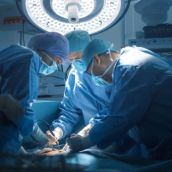 Imagen de archivo de una intervención quirúrgica | El Hospital de El Bierzo realizó más de 16.500 operaciones programadas en el último año