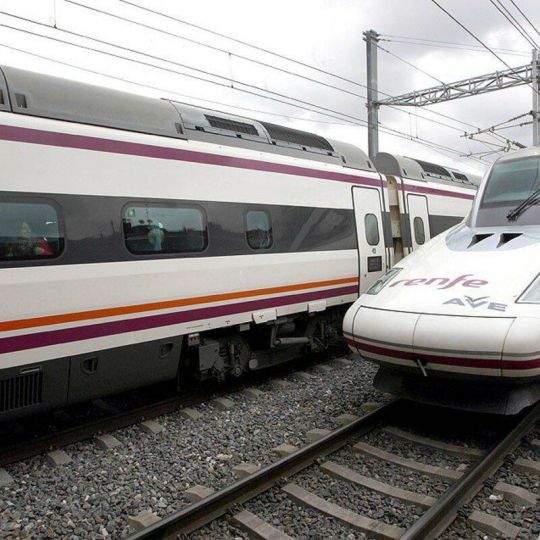 Dos vagones caen por un terraplén tras un accidente entre dos trenes en Urda (Toledo)