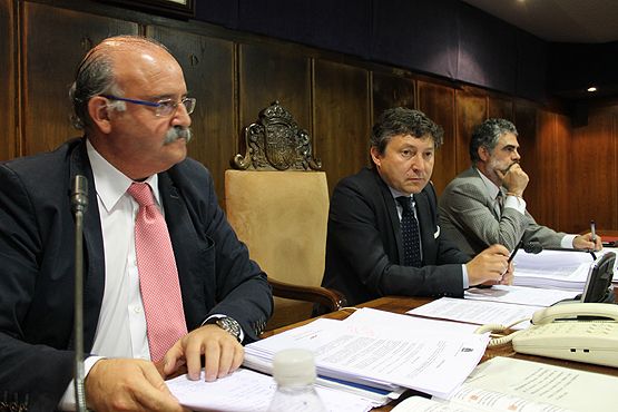 El exalcalde Samuel Folgueral (centro) y el anterior teniente de alcalde Emilio Cubelos (izq) de IAP durante su mandato en 2014